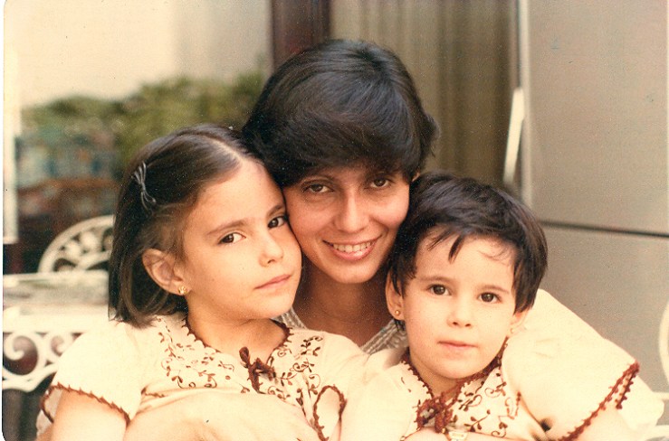 Con mi hermana, Olguita (izquierda), y nuestra madre, Tere.