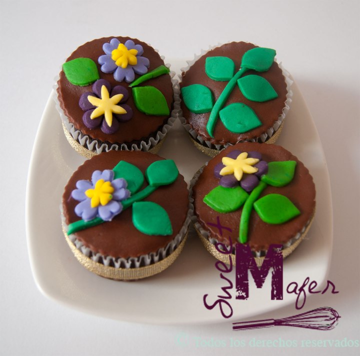 flores-en-marron,-morado,-verde-y-amarillo