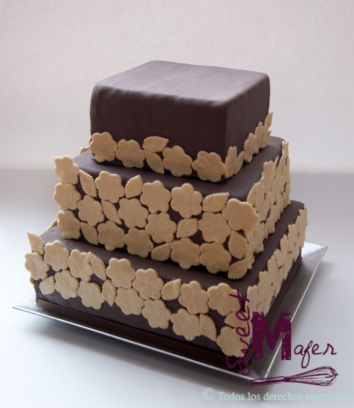 torta-cuadrada-con-flores-repujadas