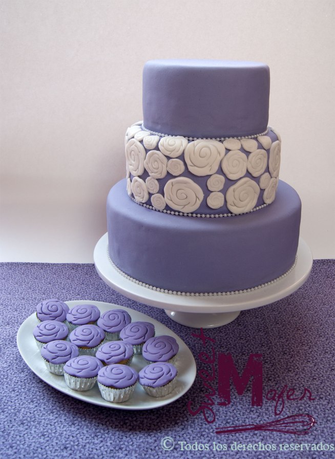 torta-lila-rosetones-y-perlas