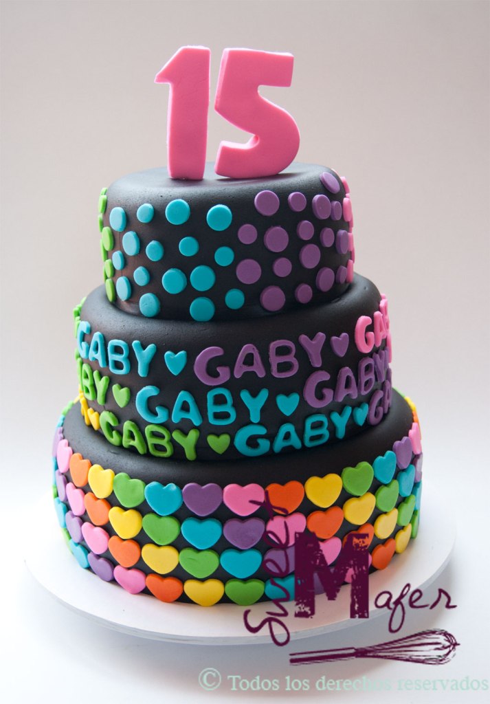 Torta quince años en negro y colores vivos
