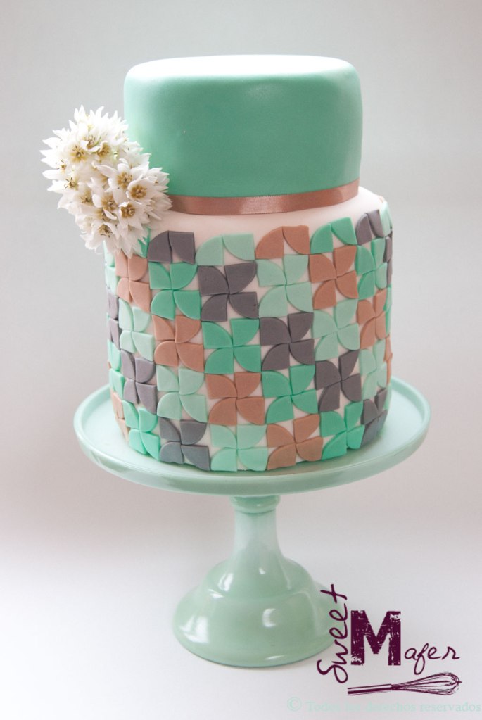 Torta de boda moderna en beige, verde menta y gris