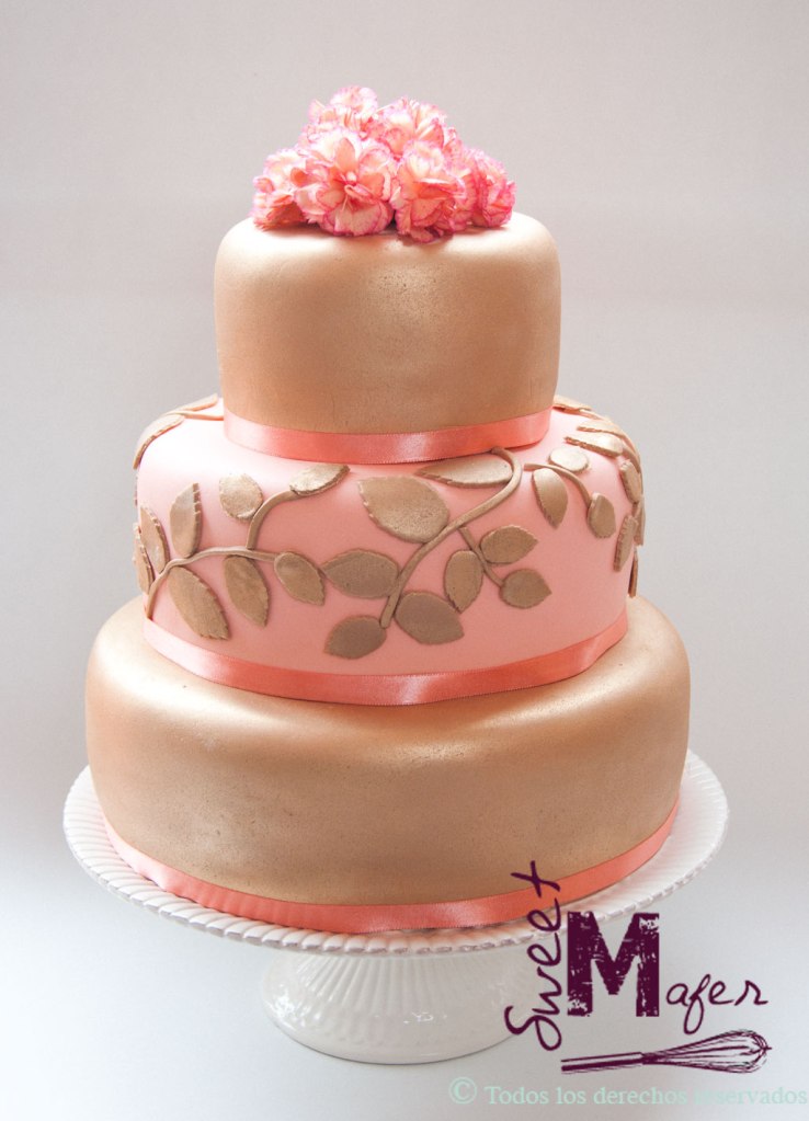 Torta de boda en dorado y salmón