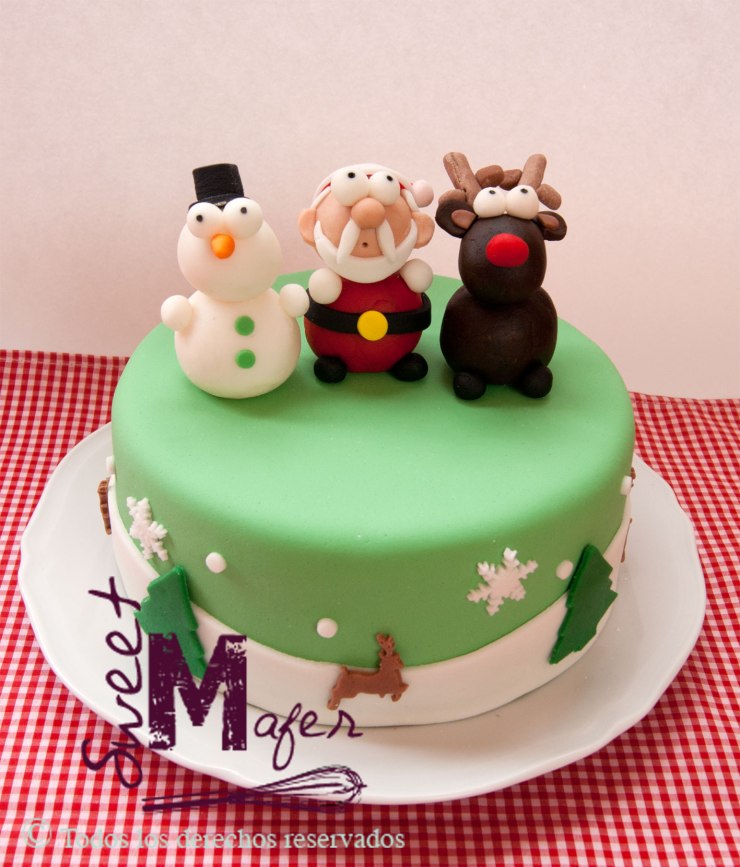 Torta con Santa, snowman y reno moldeados, disponible en 10 y 15 porciones. En masas de cake negro de navidad, chocolate, vainilla, marmolada.