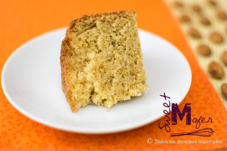 Una rebanada de torta de naranja y almendra de Sweet Mafer