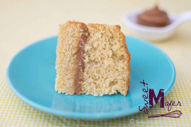 Rebanada de torta de vainilla y arequipe de Sweet Mafer