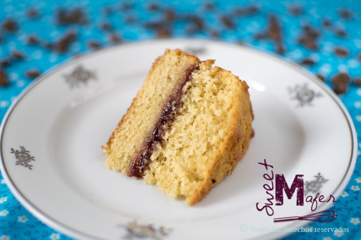 Rebanada de torta de vainilla y mora de Sweet Mafer