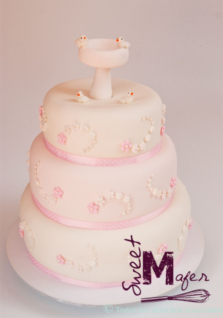 Torta de bautizo para niña con flores, perlas, pila de bautismo y palomitas
